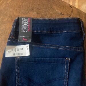 Brand new ladies AéRopostale high waisted jegging. Size 8 regular